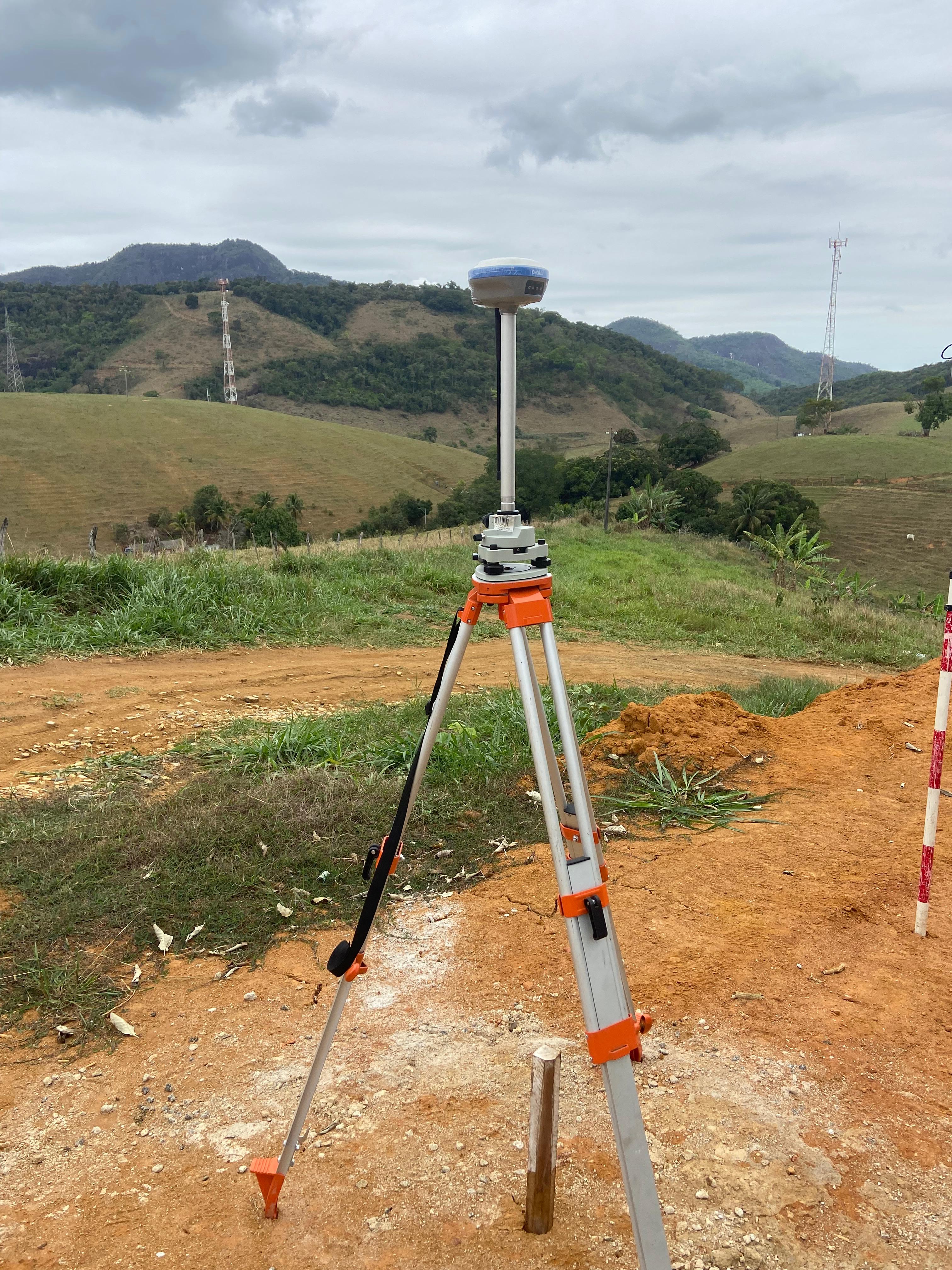 Equipamento de Estação Total em campo